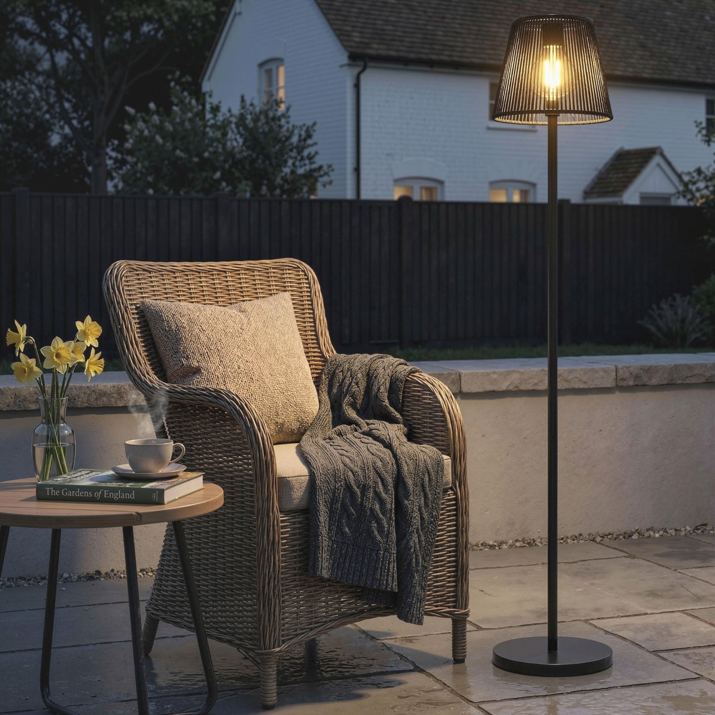 Outdoor Solar Floor Lamp, Adjustable Height Rechargeable Floor Lamp, IP44 Waterproof, with Light Sensor, 2700K Warm Light for Garden and Balcony, Black
