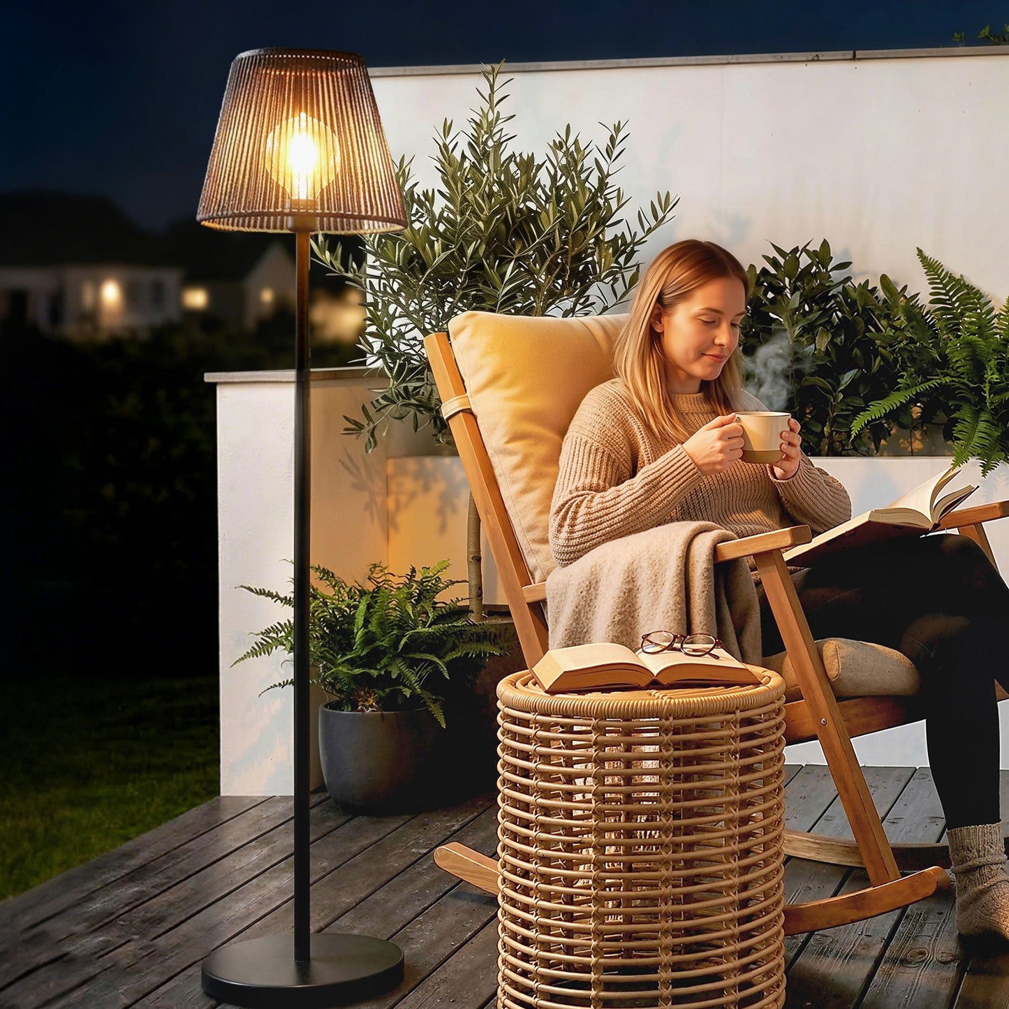Outdoor Solar Floor Lamp, Adjustable Height Rechargeable Floor Lamp, IP44 Waterproof, with Light Sensor, 2700K Warm Light for Garden and Balcony, Black