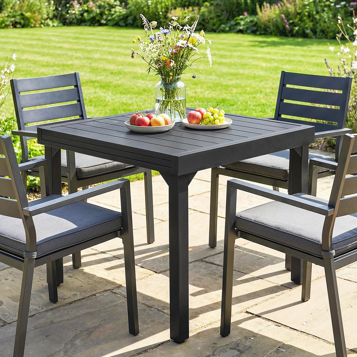 Extending Garden Table for 4-6 People, 80-160 cm Aluminium Extendable Outdoor Patio Table with Slatted Top for Garden, Lawn, Yard, Black