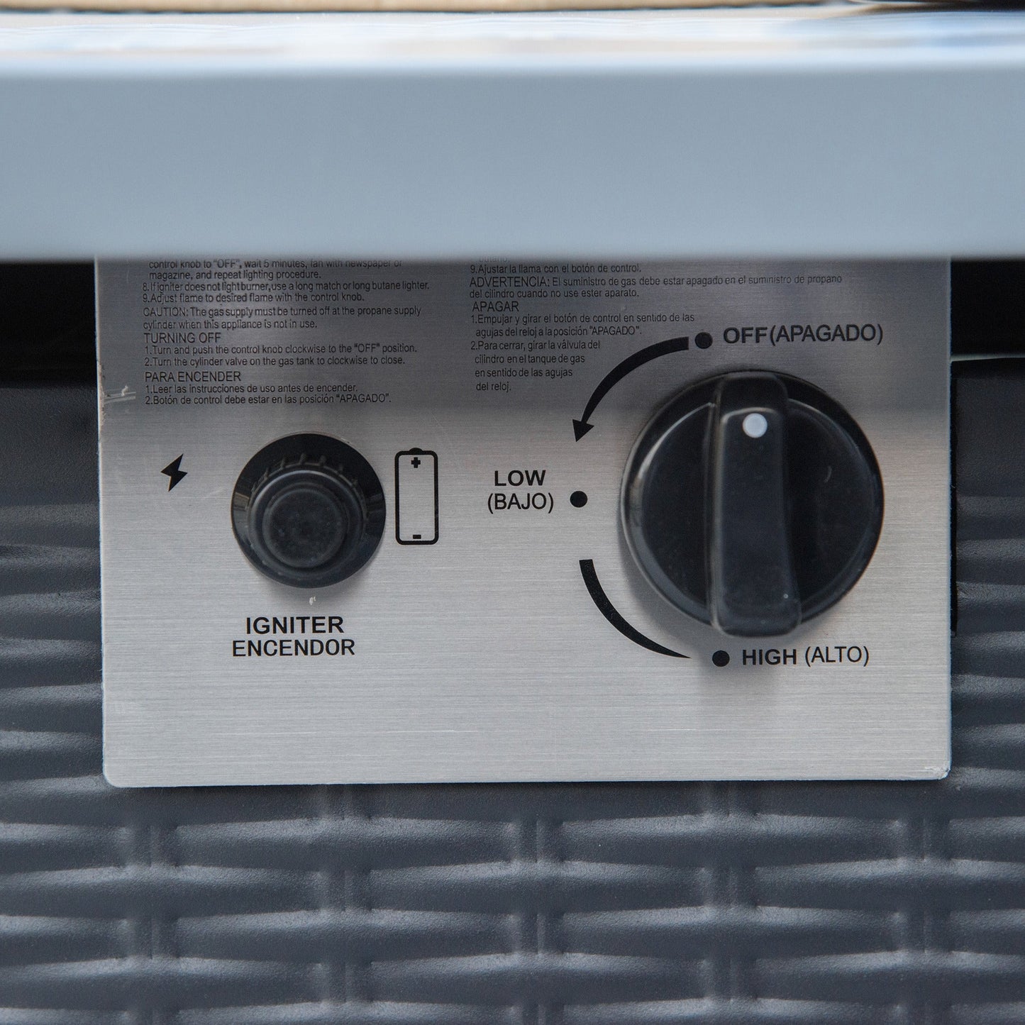 Square Propane Gas Fire Pit Table, 40000 BTU Rattan Smokeless Firepit Patio Heater with Lava Rocks and Lid, 71cm x 71cm x 62cm, Black